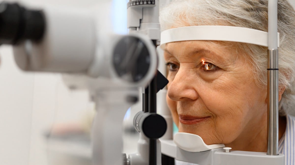 Une femme passe un examen d'ophtalmologie