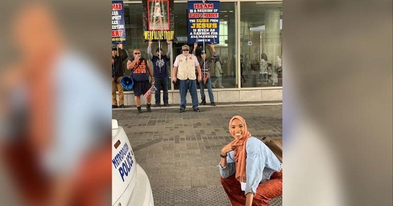 Avec un sourire, cette musulmane trolle des manifestants islamophobes sur une photo virale