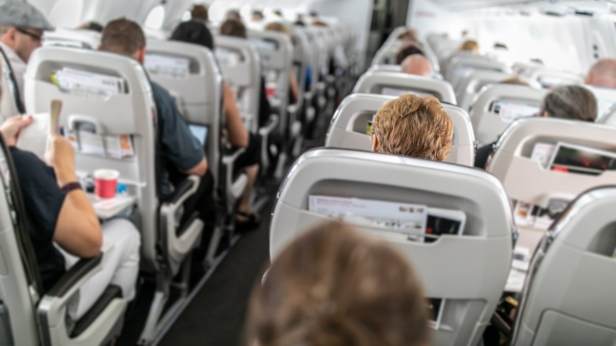 Cette femme refuse de céder sa place à un enfant dans l'avion, les internautes la félicitent