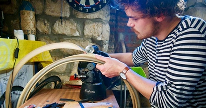 Ce jeune Lillois recycle des vieux pneus de vélos usés pour en faire de jolies ceintures !