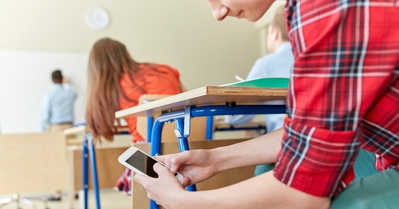 Les téléphones bannis dans l'enceinte de l'école primaire et du collège dès la rentrée prochaine