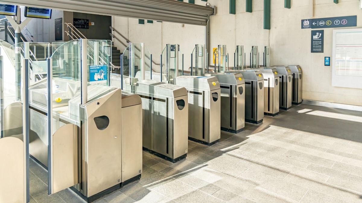 Le dernier train arrive en gare, les passagers se retrouvent coincés sur le quai car... la SNCF a fermé tous les accès