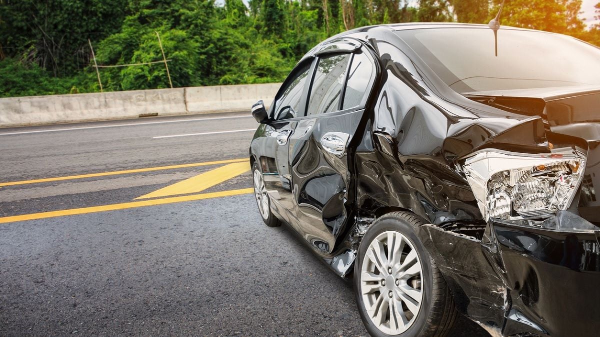 Il survit miraculeusement à un accident de la route, mais se... tue en ouvrant la portière du véhicule