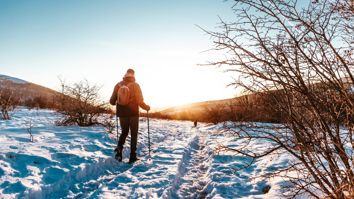 Ce professeur parcourt 4 km à pied dans la neige et l'obscurité pour donner cours à ses élèves