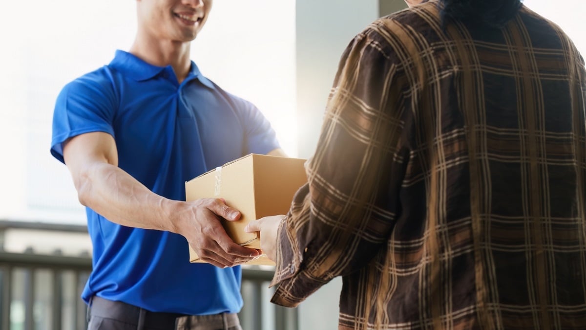 Il récupère les colis de ses voisins pour leur rendre service, l'un d'eux l'accuse de vol