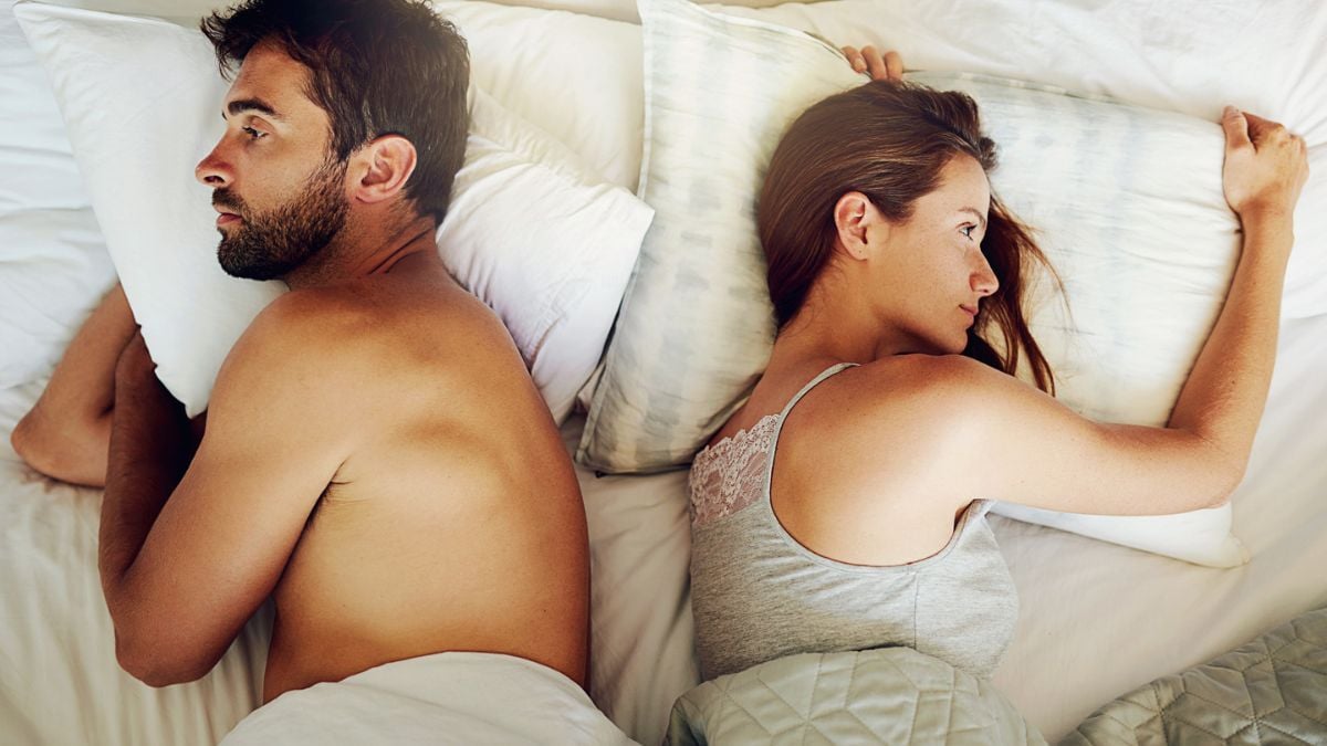 Un couple qui se tourne le dos dans le lit conjugal