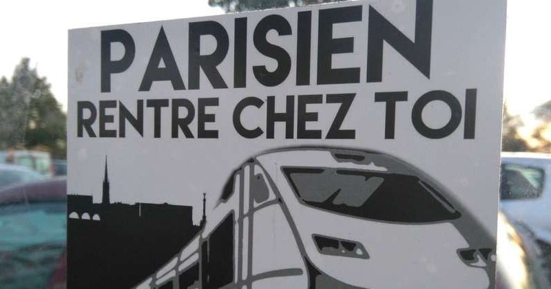 À Bordeaux, des autocollants anti-parisiens apparaissent à travers la ville