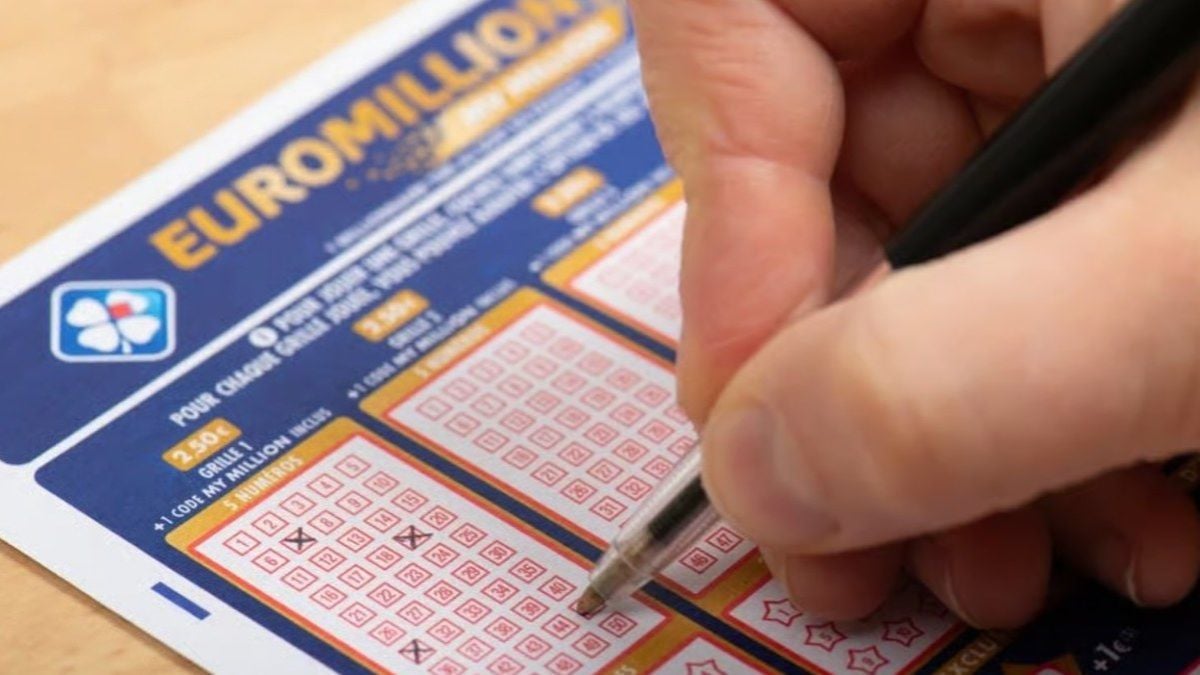 5 amis jouent ensemble à l'EuroMillions et remportent le jackpot record de... 250 millions d'euros 