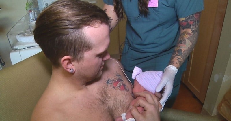 Un jeune papa allaite son bébé à l'aide d'un système de tube et espère donner l'exemple à bien d'autres pères