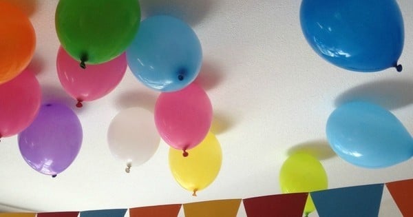 Comment faire tenir un ballon de baudruche au plafond, sans hélium ? Vous allez adorer notre astuce !