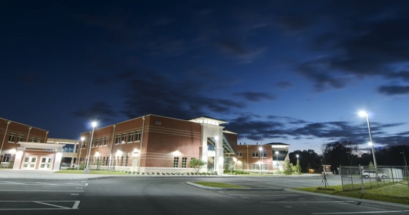 Un lycée américain n'arrive pas à éteindre ses lumières depuis... un an et demi 