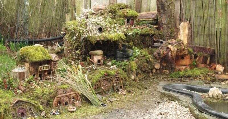 Envahi par des souris, il décide de leur créer un mini village inspiré du Seigneur des Anneaux dans son jardin