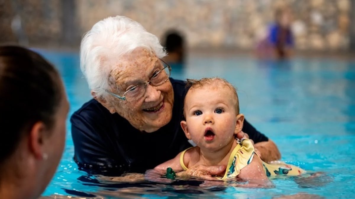 Malgré ses 102 ans, cette femme donne toujours des cours de natation à des bébés 