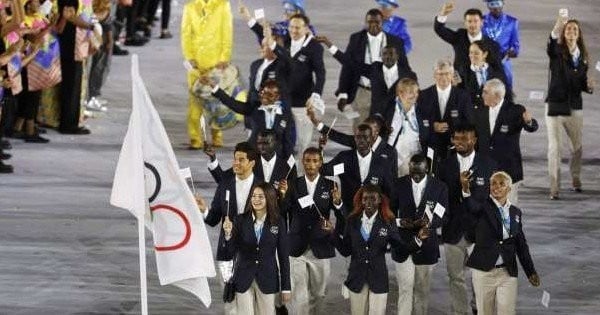 Lorsque l'équipe des Réfugiés a défilé pour la cérémonie d'ouverture des Jeux Olympiques, la foule s'est levée comme un seul homme pour les acclamer !