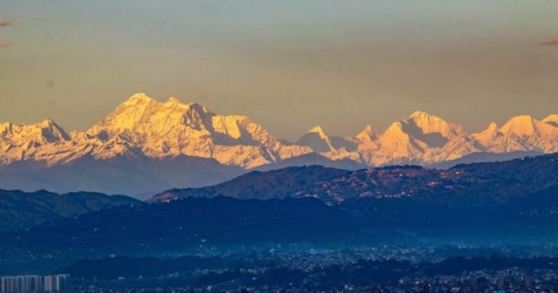 Grâce au confinement, l'Everest est visible depuis Katmandou pour la première fois depuis de nombreuses années