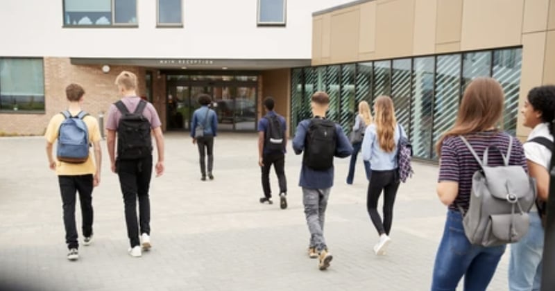 Un jeune de 16 ans s'introduit dans un lycée pour relever un défi TikTok et se fait arrêter par la police 