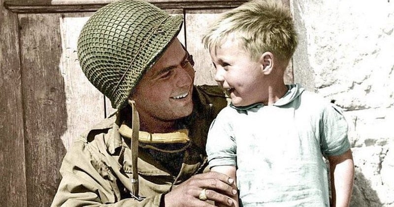 Suite à l'appel lancé par la famille de ce soldat américain, le petit garçon de la photo aurait été retrouvé