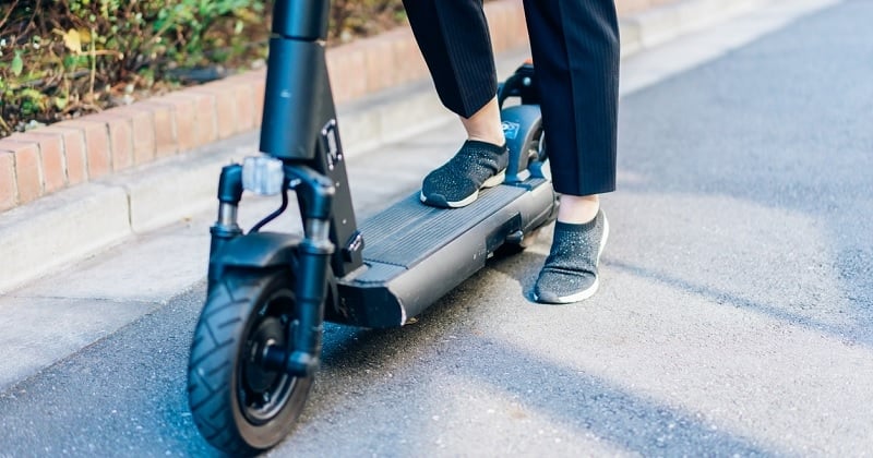 Un chauffard prend la fuite après avoir percuté et traîné un jeune à trottinette sur 500 mètres