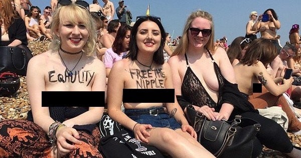 En Angleterre, des hommes et des femmes se sont baladés torse nu sur la plage pour « libérer les tétons » !
