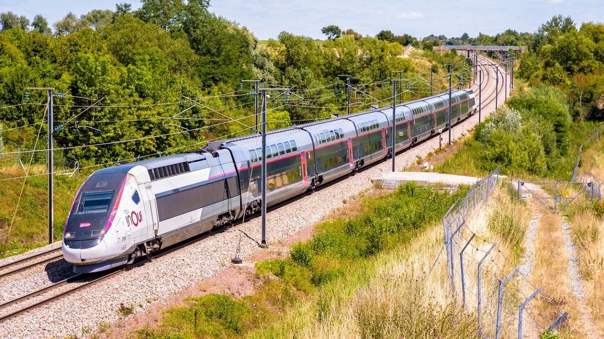 « Hystérique », une femme se déshabille face aux passagers, avant de sauter du TGV lancé à 140 km/h