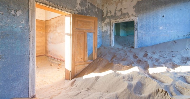 Ces photos impressionnantes dévoilent un village à l'abandon et recouvert de sable