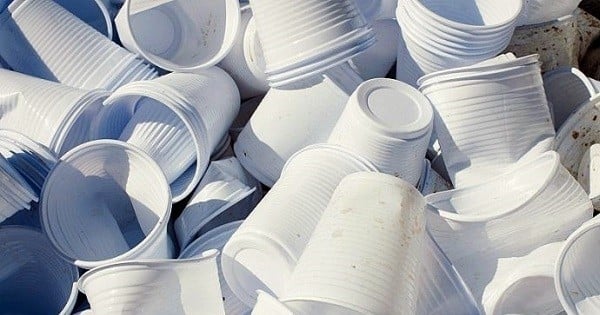La France va être le premier pays à bannir la vaisselle jetable en plastique