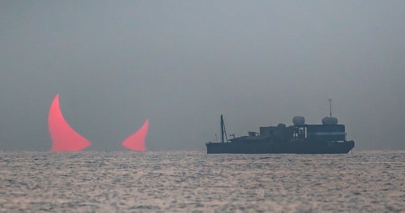 Des cornes semblent jaillir de l'océan sur cette photo prise en pleine éclipse, lors d'un lever de soleil 