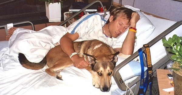 Les médecins lui ont dit de sortir de la chambre de son maître. Regardez la réaction de ce chien...