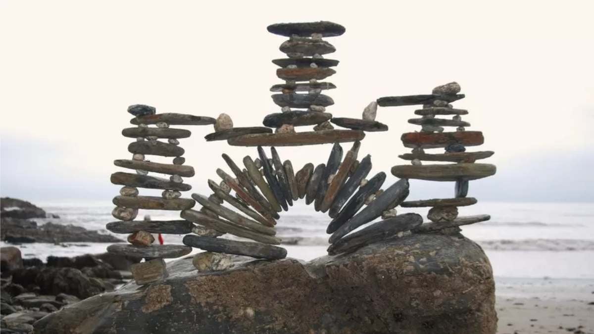 Un homme créé une magnifique sculpture de pierres en une heure pendant que sa femme fait les courses 