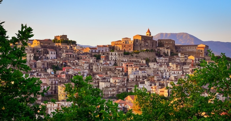 Afin de redonner vie à un village de Sicile, des maisons sont mises en vente à partir d'un euro