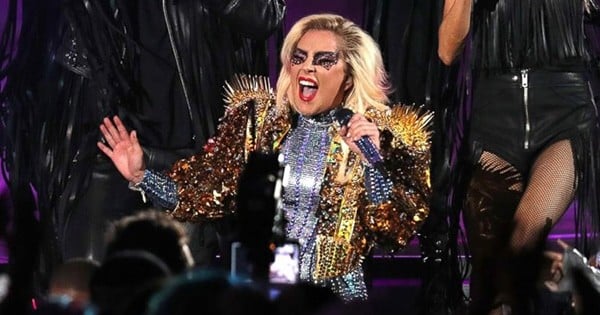 Super Bowl 2017 : Regardez Lady Gaga enflammer la mi-temps pendant 12 minutes épiques, et offrir à l'Amérique un show époustouflant !
