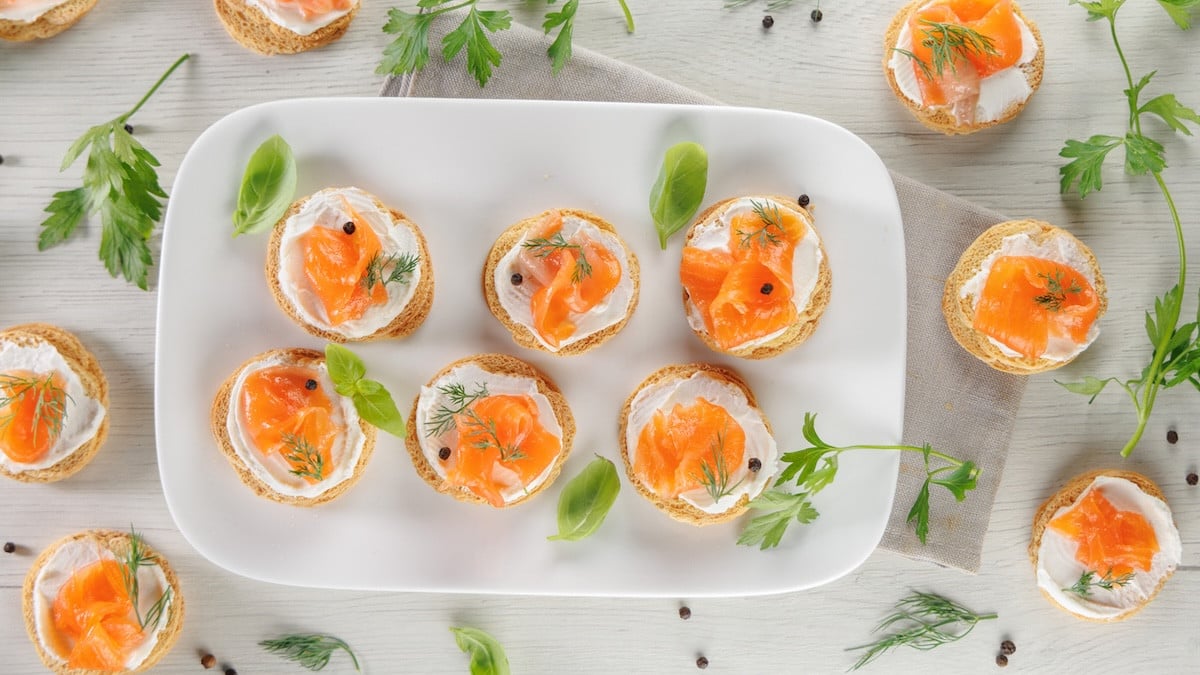 Apéritif express au saumon fumé : des petits feuilletés prêts en 20 minutes pour craquer de gourmandise