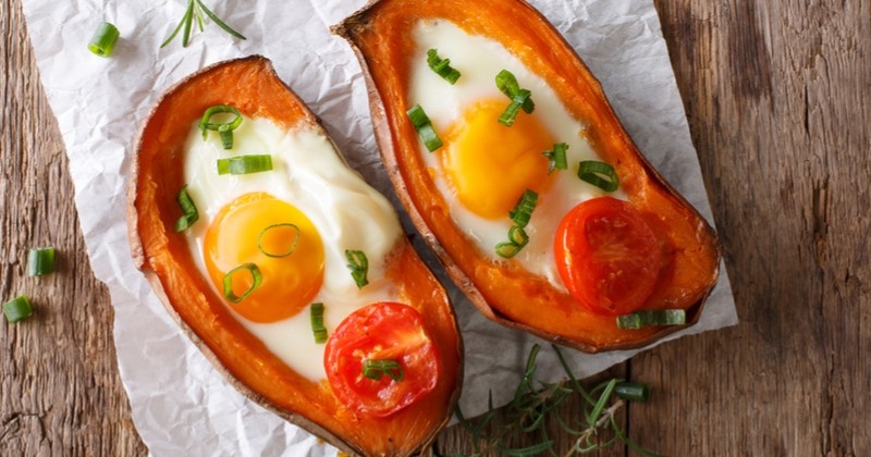 Patates douces au four, œuf sur le plat et lard - Recette