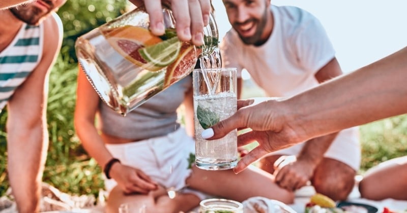 Vacances d'été : les 4 boissons à éviter quand il fait chaud