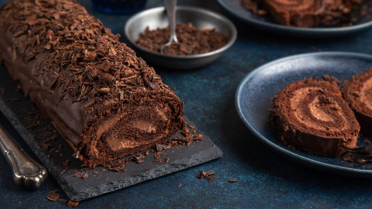 Le dessert familial simple et ultra-gourmand du jour : un gâteau roulé chocolat-praliné qui va émerveiller vos papilles !