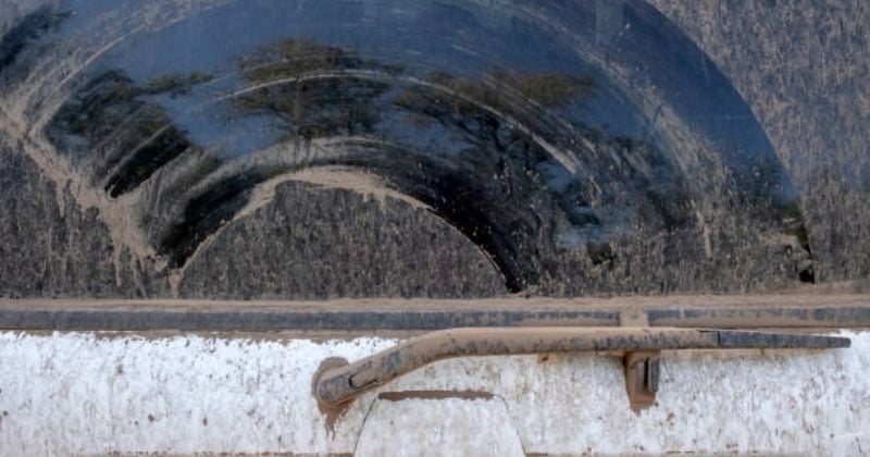 Voici comment nettoyer votre voiture après le passage de la pluie de sable du Sahara