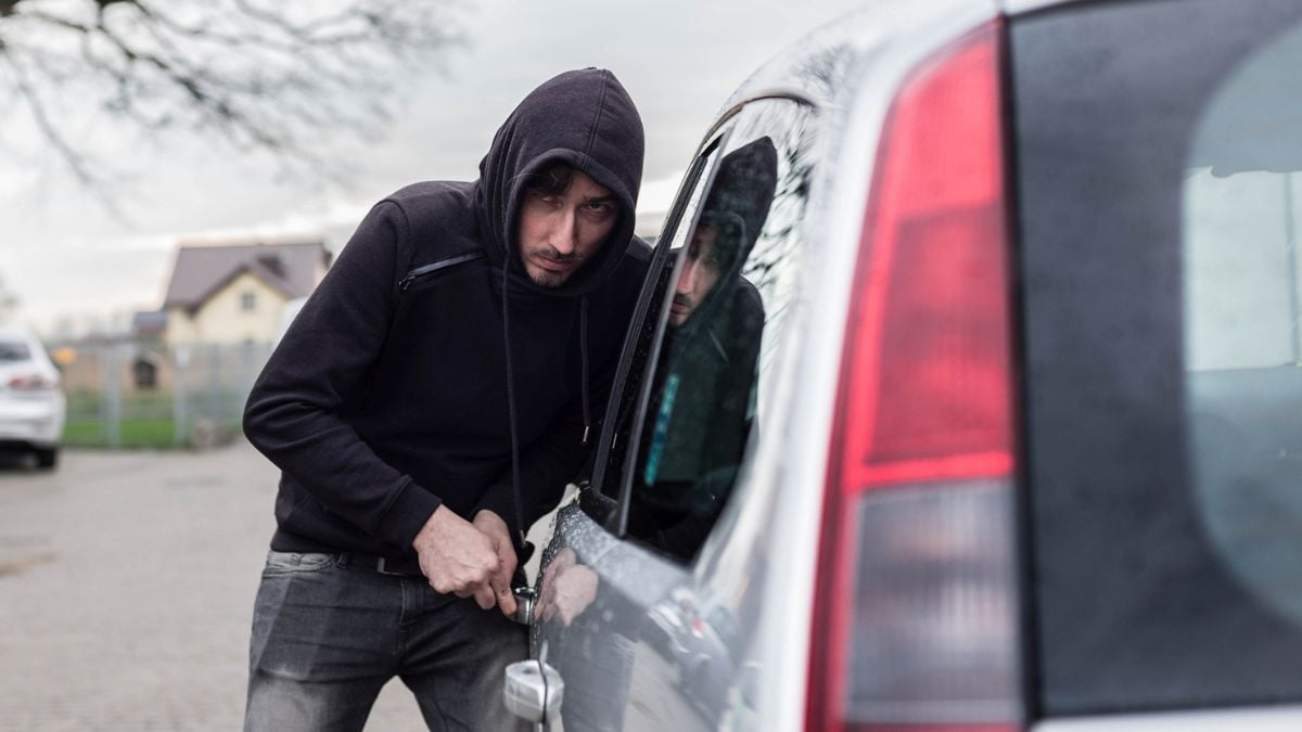 Il vole une voiture puis... la ramène aussitôt après être tombé en panne, mais la police l'attend