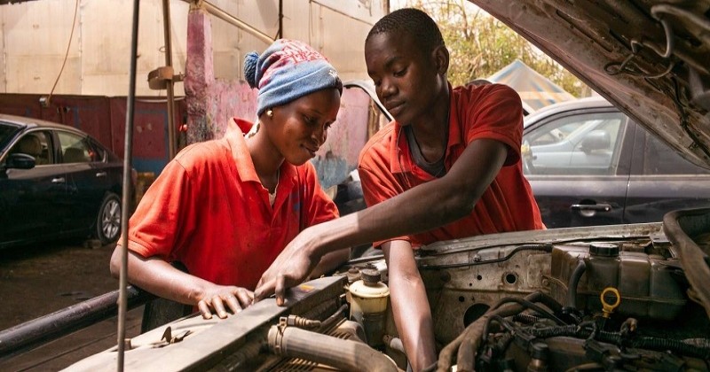 Au Sénégal, une gérante d'un garage automobile met à l'honneur les mécaniciennes pour briser les stéréotypes 