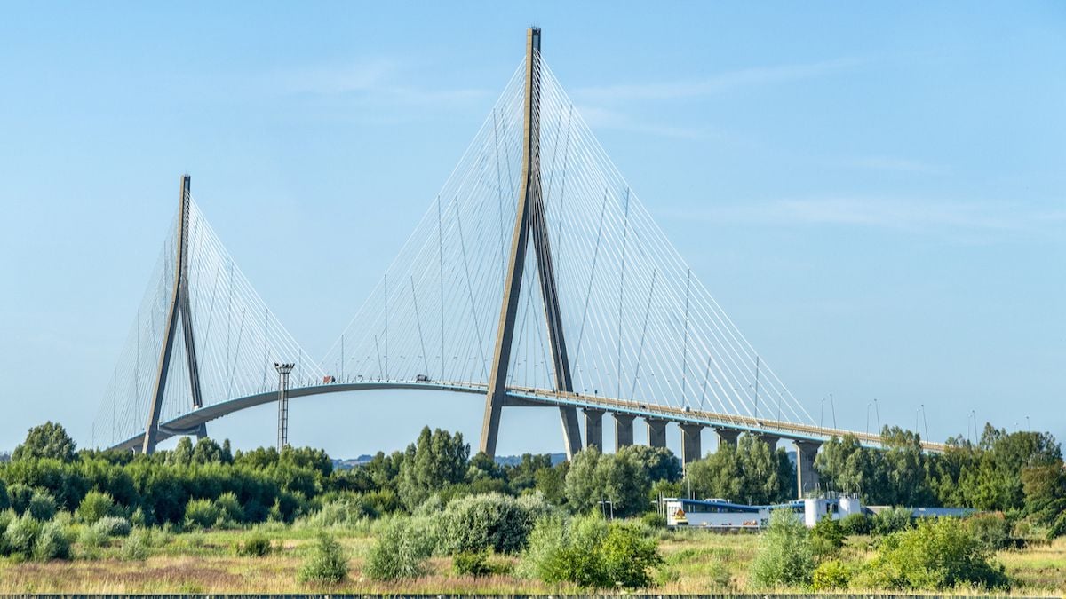 Elle se suicide en se jetant du pont de Normandie devant 17 lycéens traumatisés 