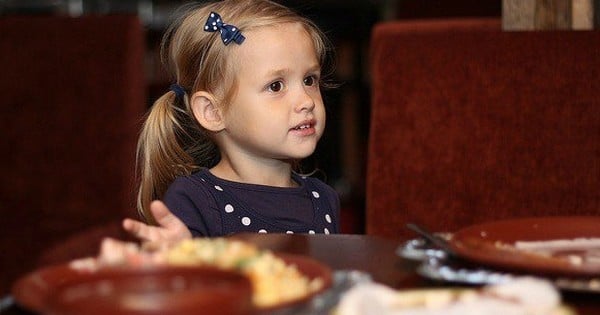 À l’intention de la femme accompagnée de son enfant, qui était assise à la table 9