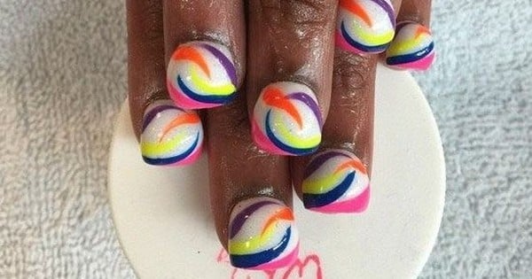 Qu’est ce que le bubble nail ? Une nouvelle mode qui transforme vos ongles... Etrange !