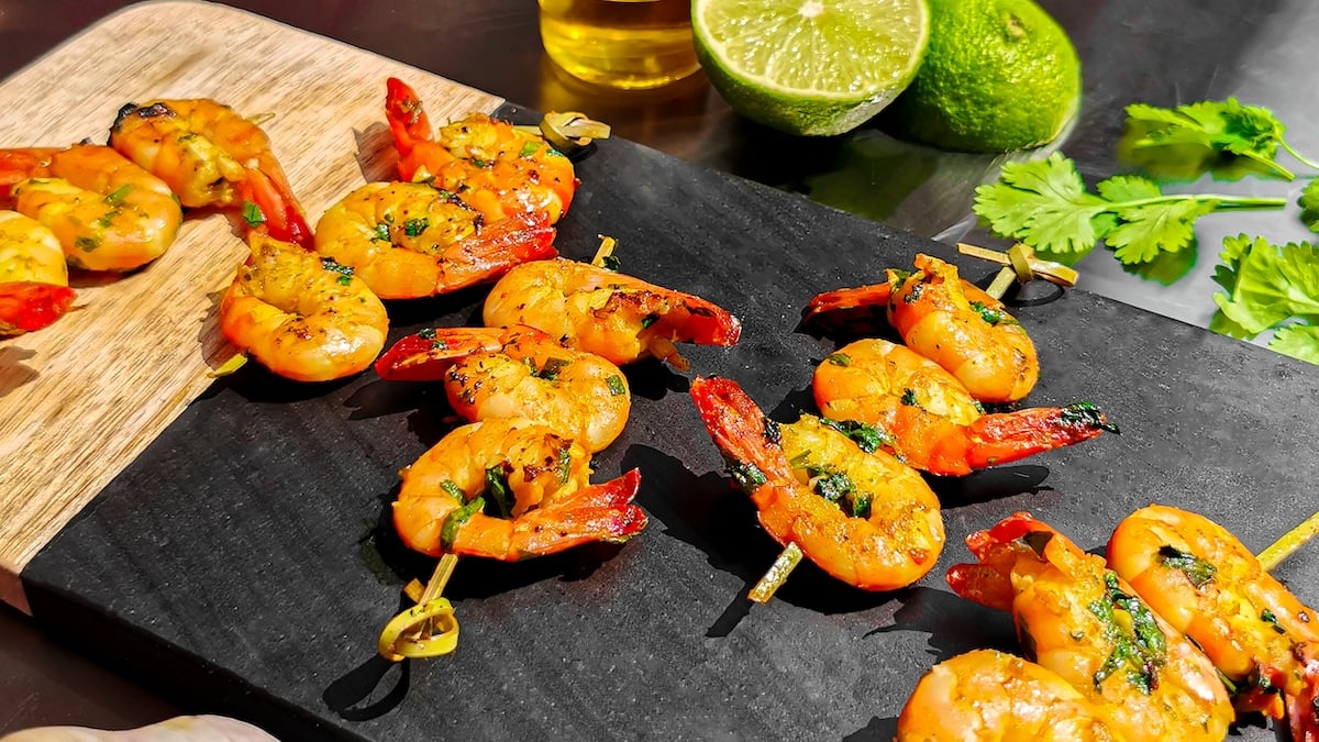 On se régale avec ces brochettes de crevettes marinées savoureuses et prêtes en un rien de temps !