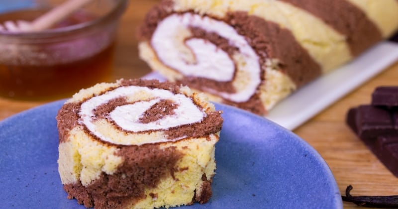 Essayez-vous à la pâtisserie avec notre gâteau roulé bicolore à la vanille et au chocolat !