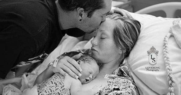 Parce qu'elle a fait partie de leur vie... Ce couple rend hommage à leur enfant mort-né avec ces émouvantes photographies. 