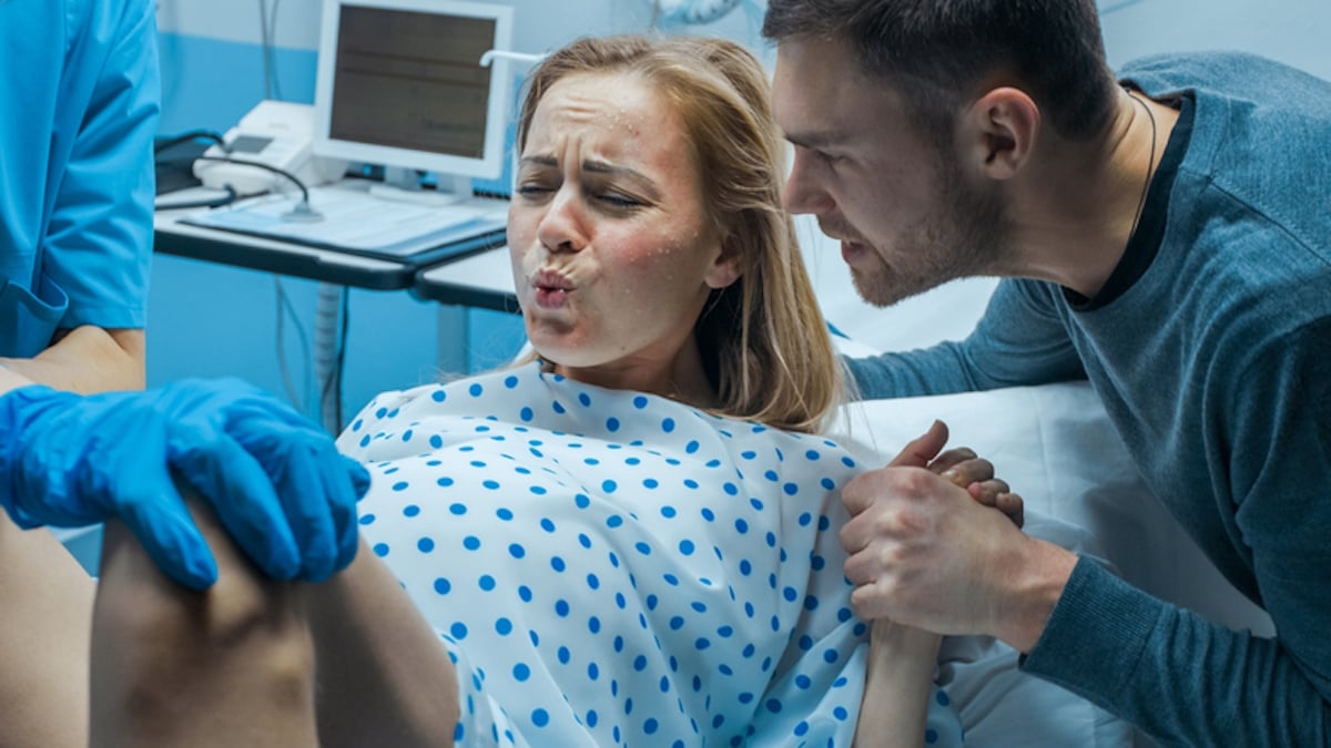 Une maman choquée par le comportement affreux de son mari alors qu'elle est en plein accouchement