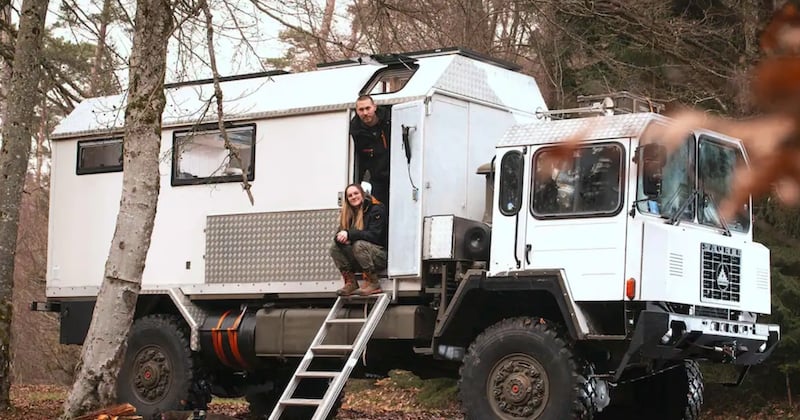 Ce couple a décidé d'aménager un camion de l'armée pour en faire leur maison