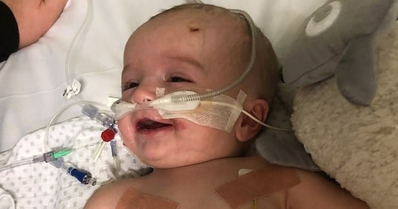 Le miraculeux réveil d'un nourrisson qui sourit à ses parents après cinq jours de coma    