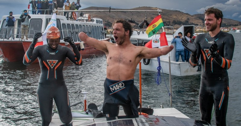 Le nageur quadri-amputé Théo Curin a traversé le lac Titicaca à la nage pendant 11 jours