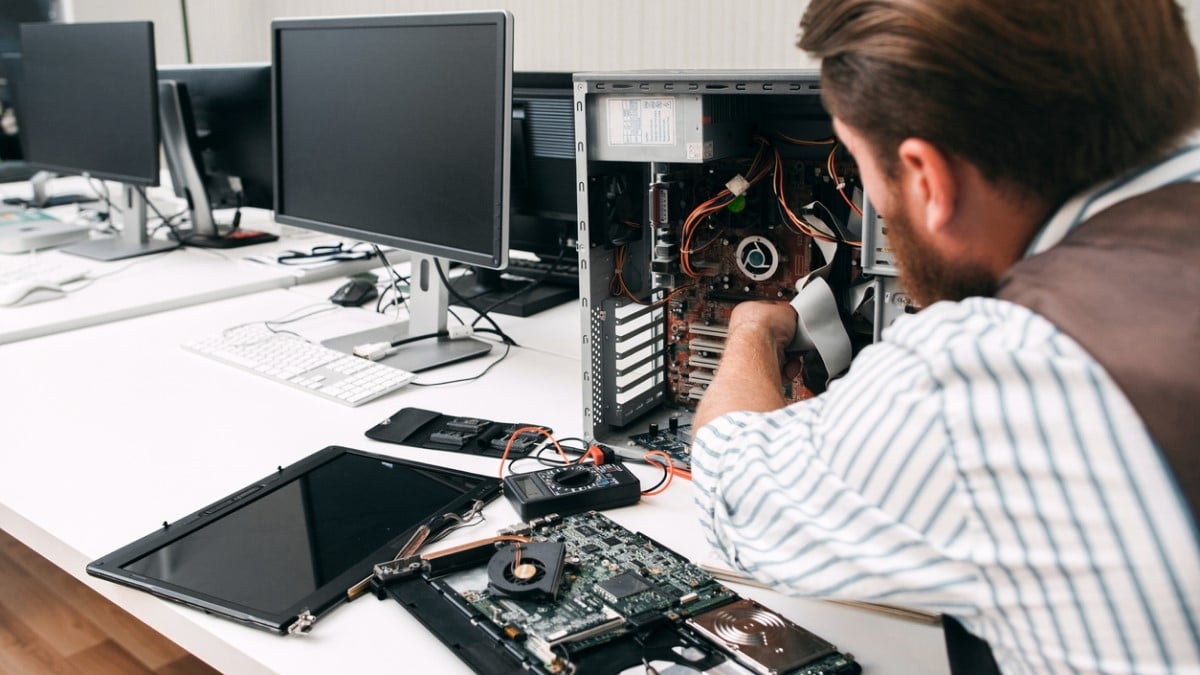 Cet ingénieur informatique au grand coeur répare gratuitement les ordinateurs des habitants de sa ville