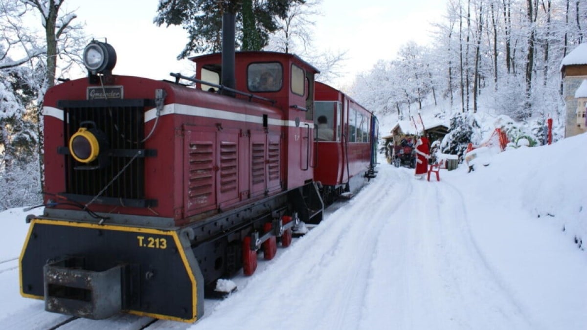 Voyagez en compagnie du Père Noël en embarquant dans un véritable train à vapeur enchanté